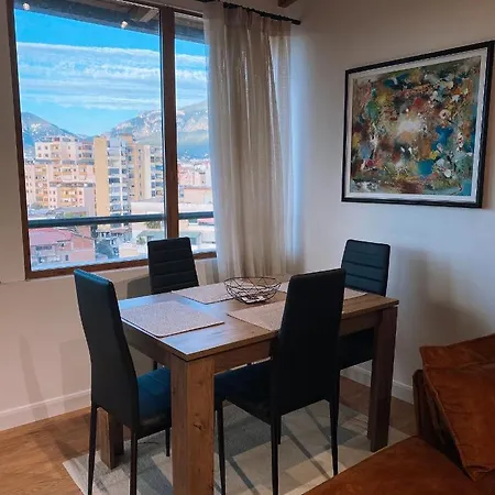 Apartment Skyline Retreat: 2 Stylish Penthouses *
